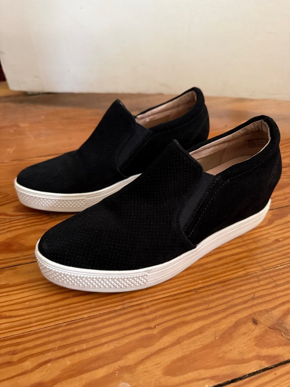 Caslon Black size 8 Allie Wedge Suede Sneaker